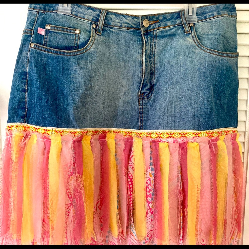 Crest jean skirt with ribbon decoration